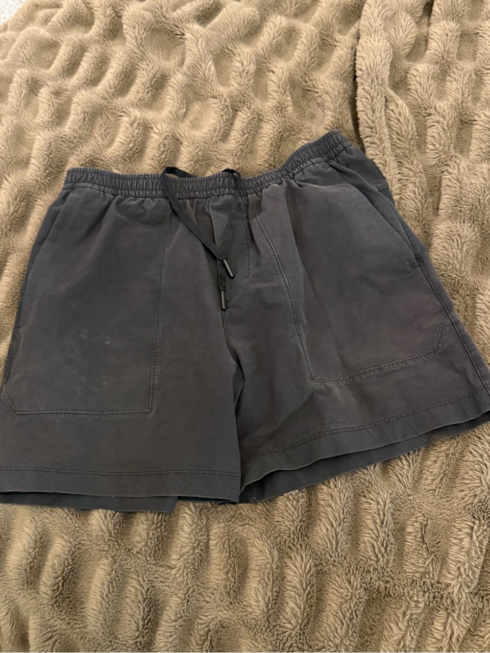Men's lululemon M Drawstring Casual Shorts in Charcoal